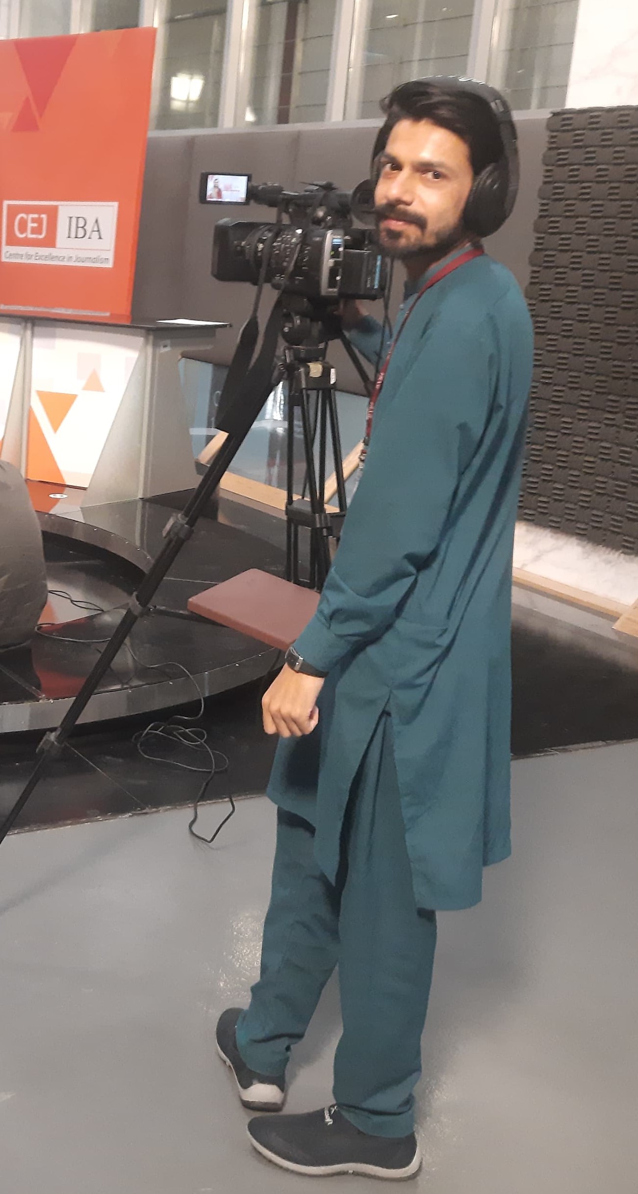 sb-qureshii-jurnalist-at-cej-iba-karachi-news-room-video-journalism-pakistan